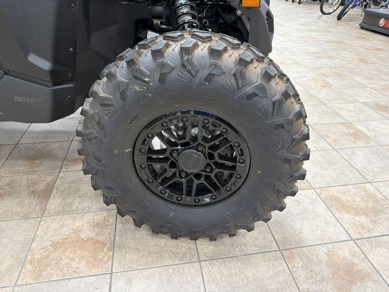 New 2025 Can-Am MAVERICK X3 MAX X RS TURBO RR SMART-SHOX Image 18