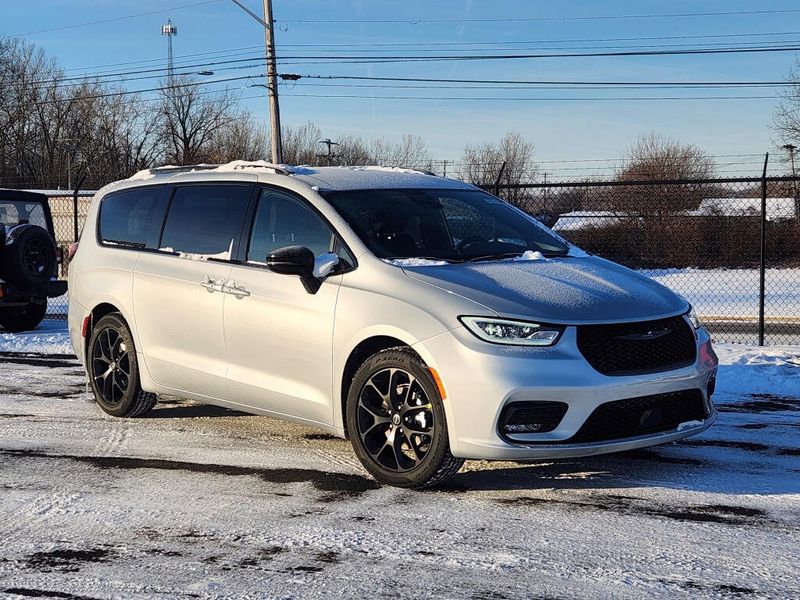 New 2026 Chrysler Pacifica Select