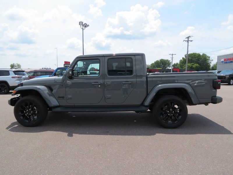 Used 2022 Jeep Gladiator High Altitude 4x4 4dr Crew Cab 5.0 ft. SBImage 5
