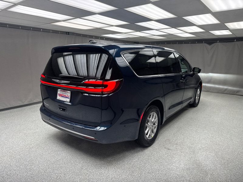 2025 Chrysler Pacifica SelectImage 3