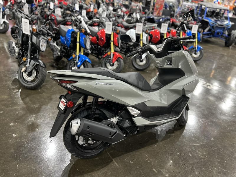 2025 Honda PCX Image 7