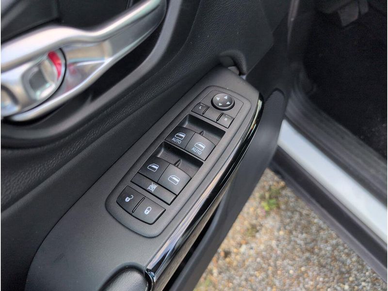 2023 Jeep Cherokee Altitude LuxImage 13