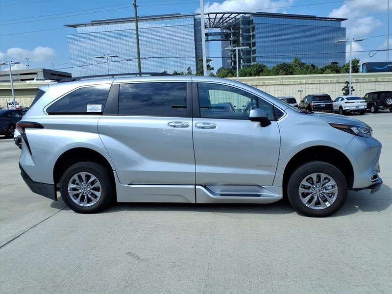 Used 2024 Toyota Sienna XLEImage 5