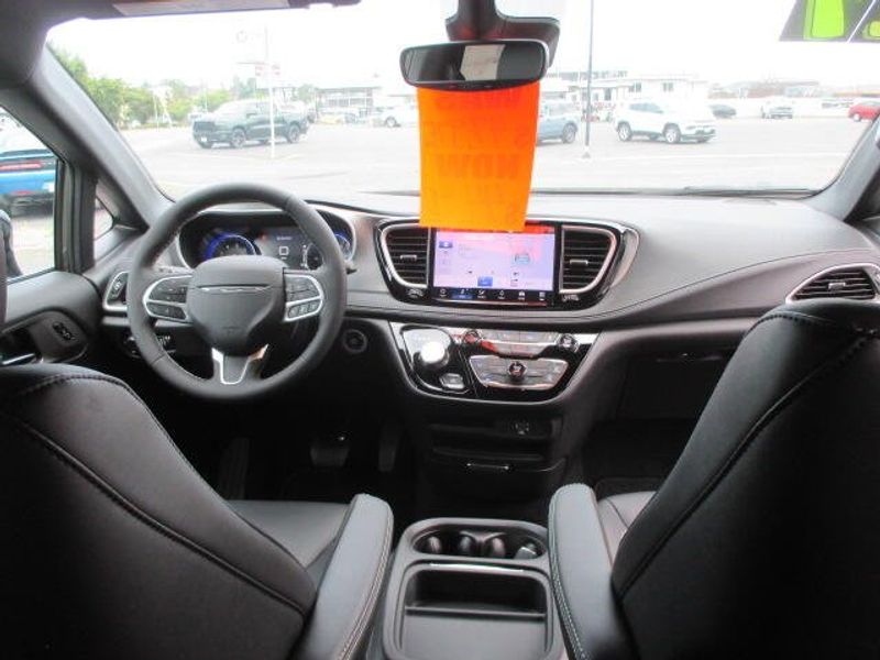 New 2027 Chrysler Pacifica SelectImage 31