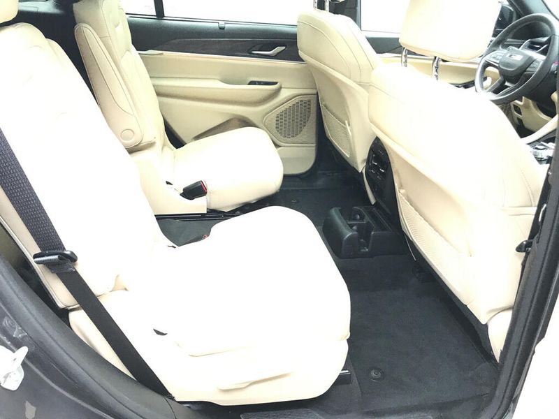 Used 2023 Jeep Grand Cherokee L LimitedImage 17