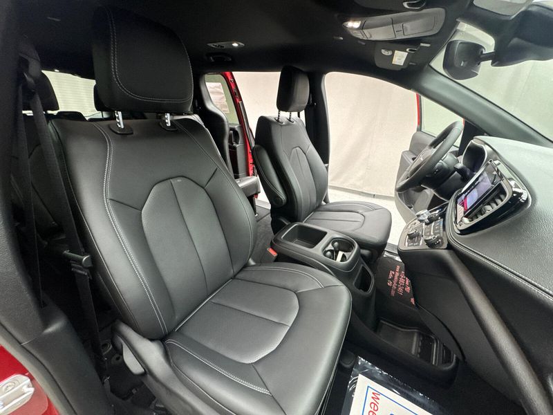 2025 Chrysler Pacifica Select AwdImage 21