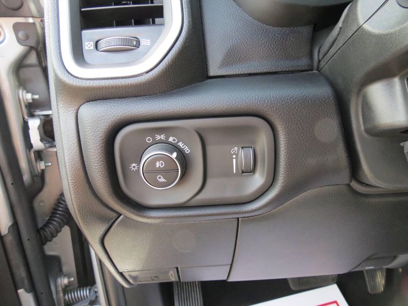 2024 RAM 2500 Big Horn 4x4 4dr Crew Cab 6.3 ft. SB PickupImage 11