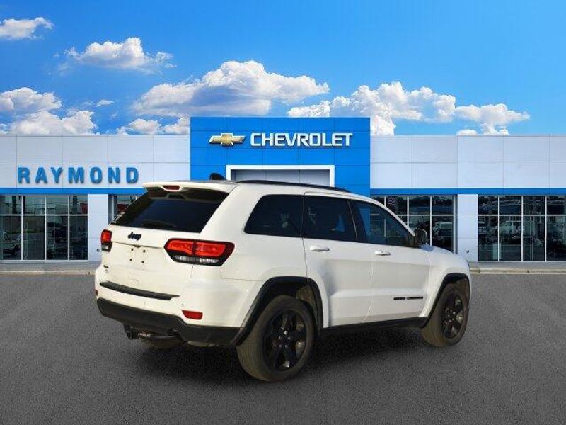 Used 2020 Jeep Grand Cherokee LaredoImage 3