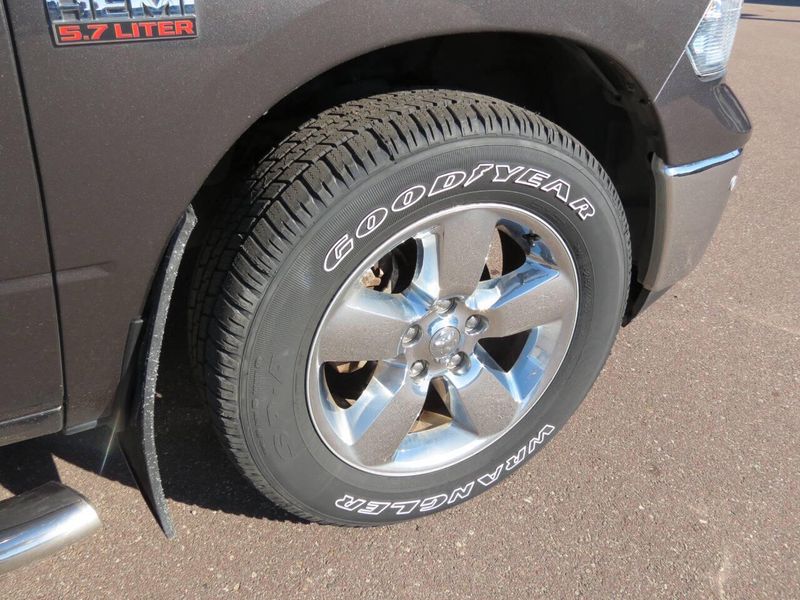 Used 2017 RAM 1500 SLT 4x4 4dr Crew Cab 5.5 ft. SB PickupImage 7