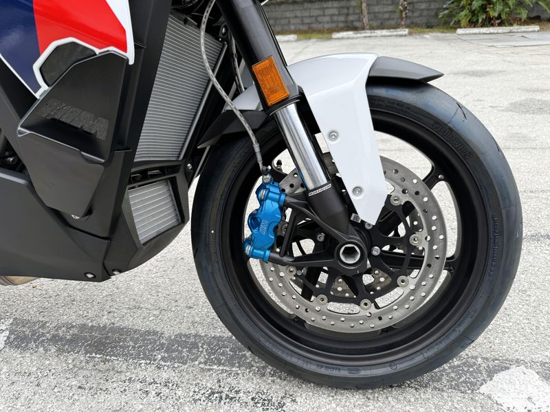 2025 BMW M 1000 XR 