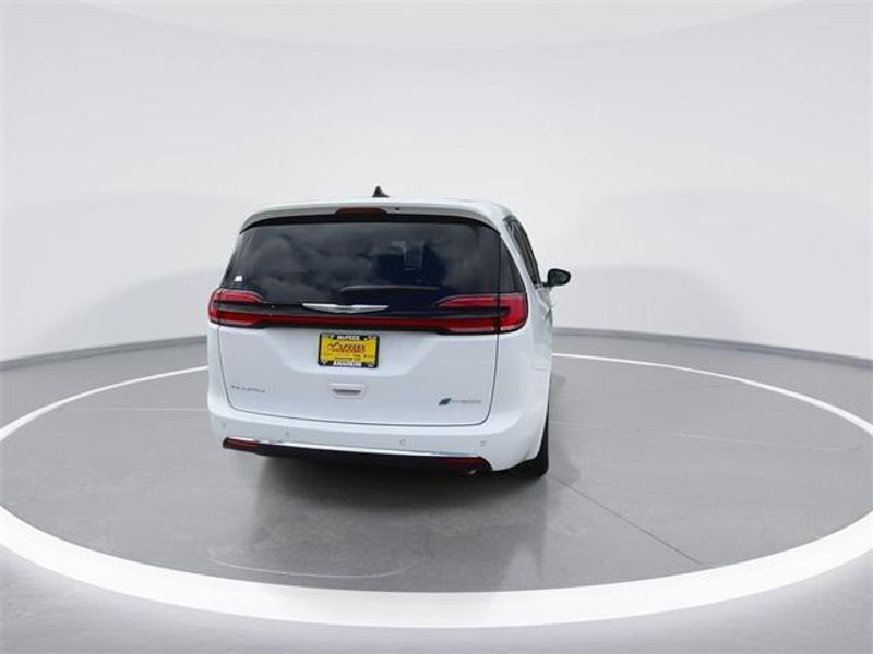 New 2024 Chrysler Pacifica Plug-in Hybrid SelectImage 7