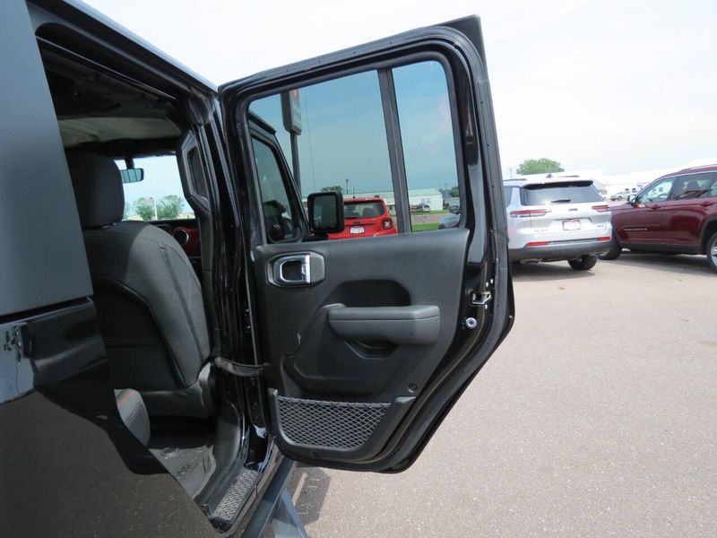 Used 2023 Jeep Gladiator Rubicon 4x4 4dr Crew Cab 5.0 ft. SBImage 21