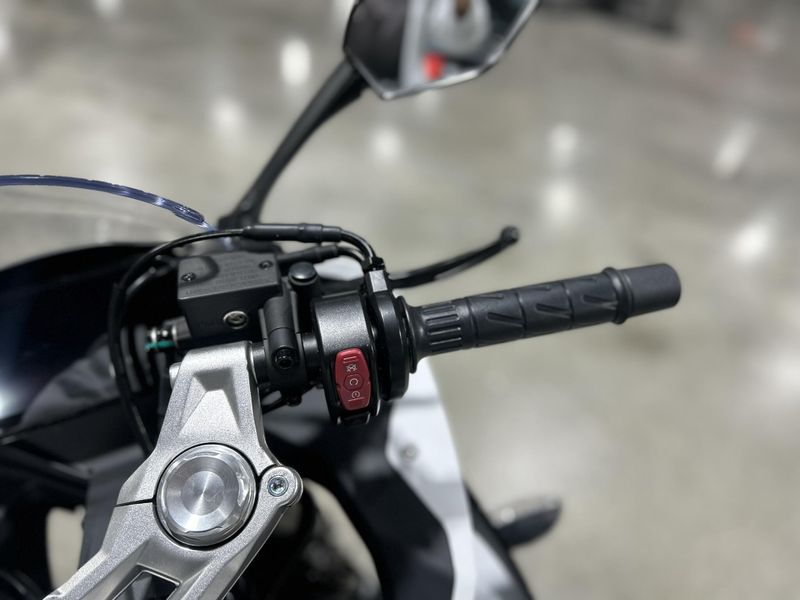 2025 CFMOTO 300SS Image 3