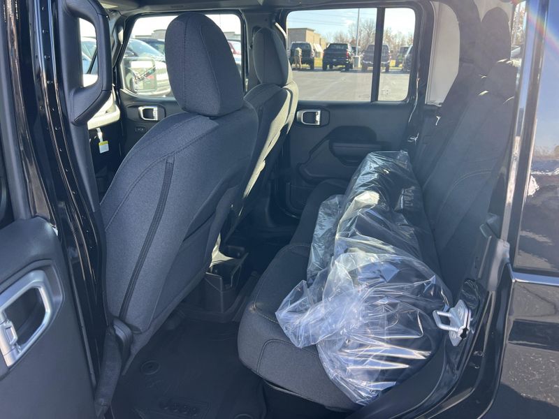 New 2026 Jeep Gladiator Sport S 4x4Image 17