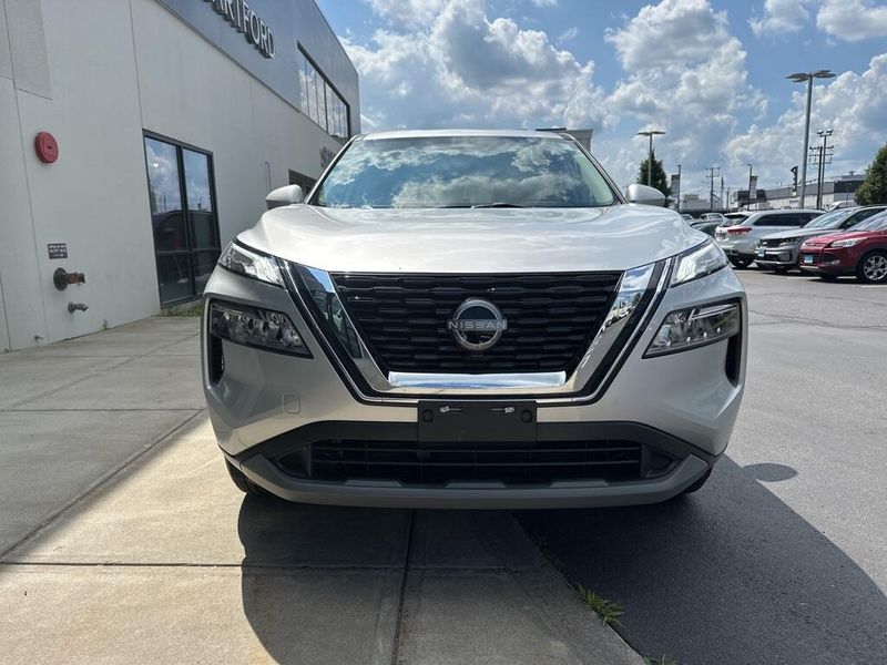 Used 2023 Nissan Rogue SVImage 2