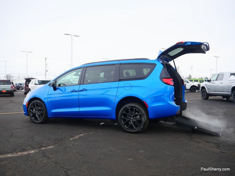 New 2026 Chrysler Pacifica Select