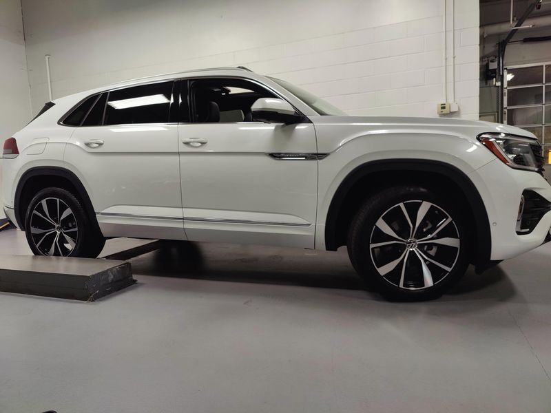 2025 Volkswagen Atlas Cross Sport SEL Premium R-Line photo 2