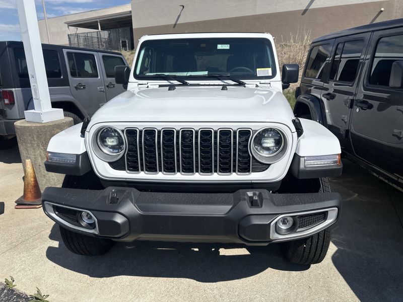 2025 Jeep Wrangler 4-door SaharaImage 2