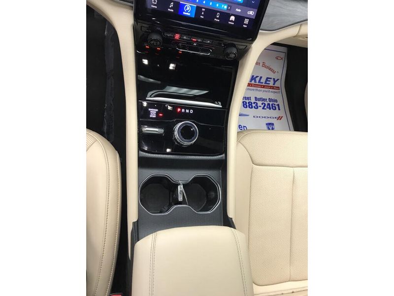 Used 2023 Jeep Grand Cherokee L LimitedImage 11