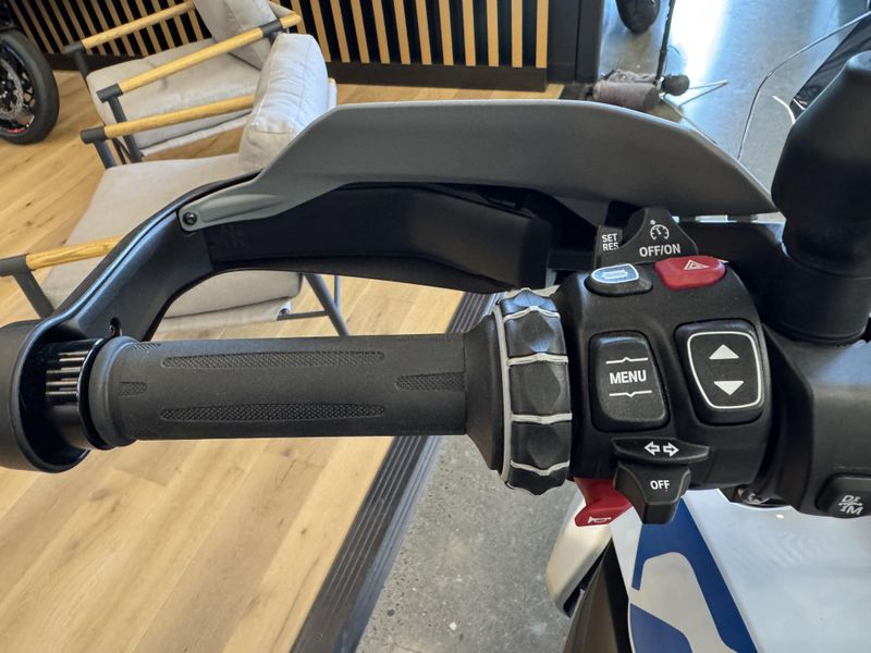 2025 BMW R 1300 GS - LIGHT WHITE 
