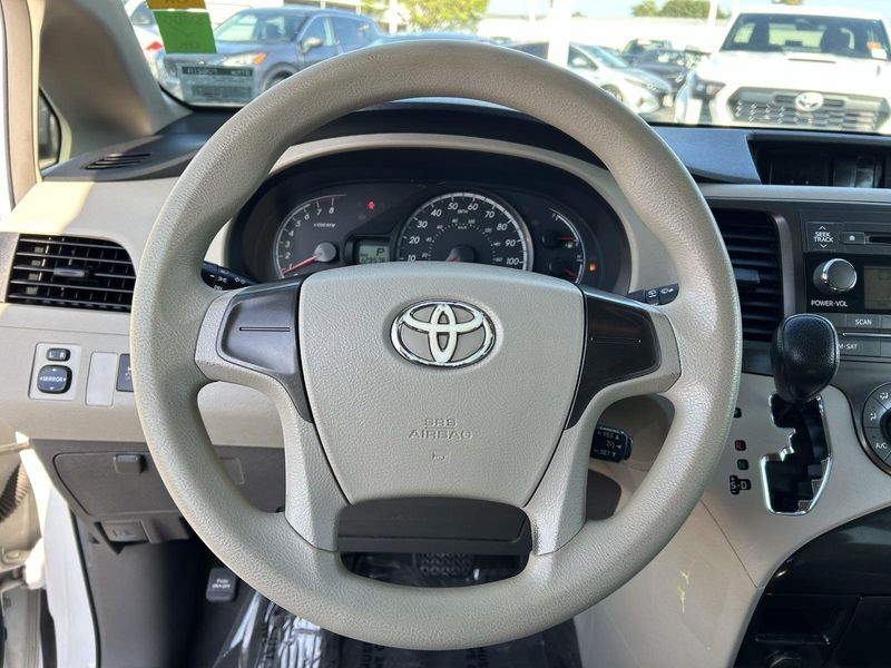 2011 Toyota Sienna BaseImage 27