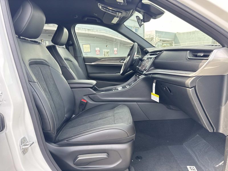 New 2026 Jeep Grand Cherokee Laredo Altitude 4x4