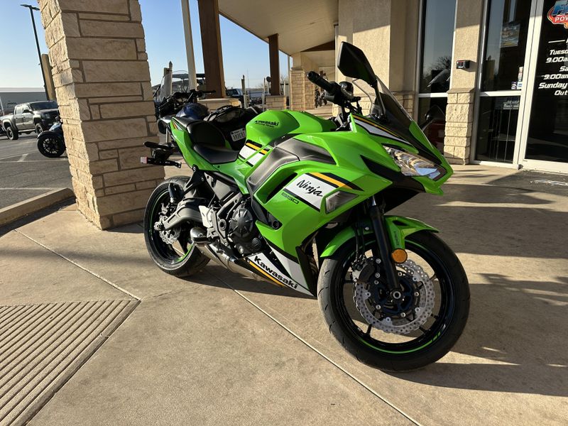 2025 Kawasaki NINJA 650 KRT EDITION ABS LIME GREEN AND EBONY AND PEARL BLIZZARD WHITEImage 5