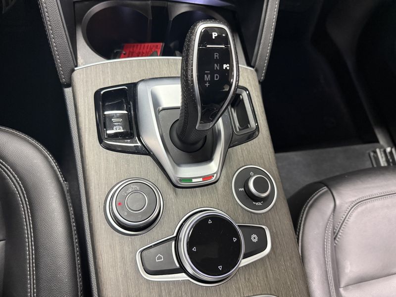 Used 2023 Alfa Romeo Stelvio Ti AWD w/Sunroof & NavImage 19