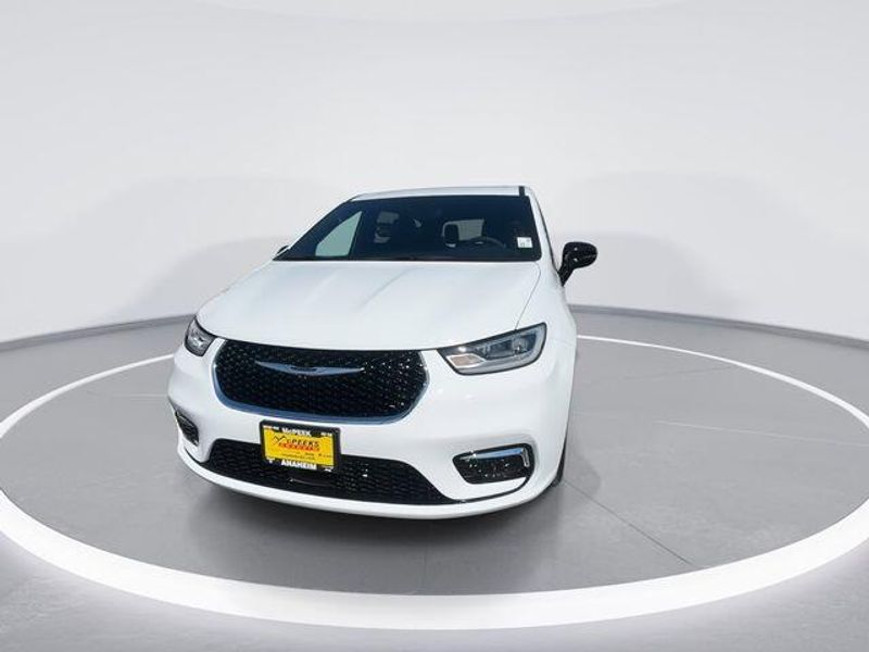 New 2026 Chrysler Pacifica SelectImage 3