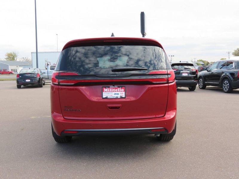 New 2026 Chrysler Pacifica SelectImage 3