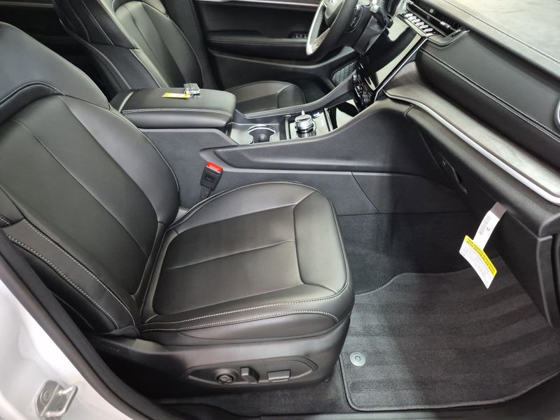 New 2025 Jeep Grand Cherokee L Limited 4x4Image 12
