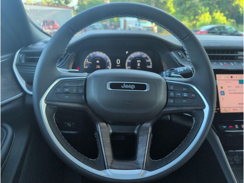 New 2027 Jeep Grand Cherokee Laredo AltitudeImage 21