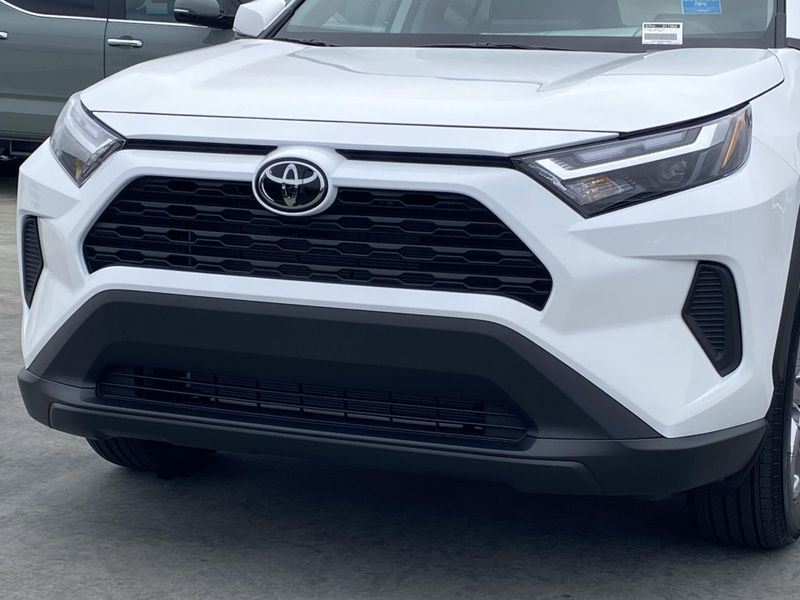 2025 Toyota RAV4 XLEImage 7