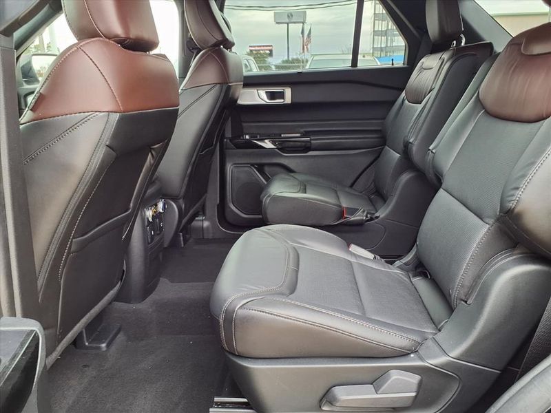 Used 2022 Ford Explorer PlatinumImage 12