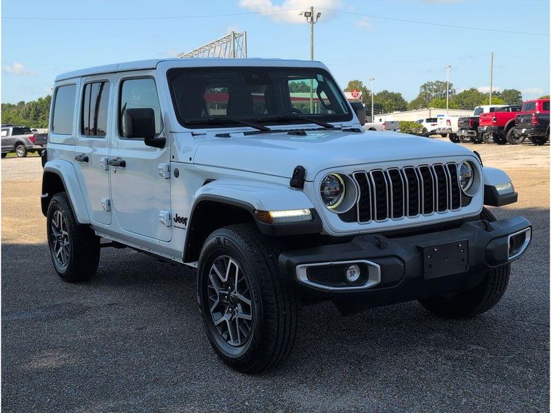 Used 2025 Jeep Wrangler SaharaImage 7
