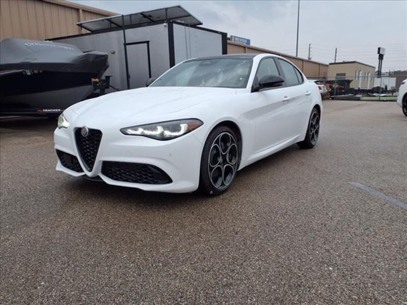 2025 Alfa Romeo Giulia Image 2