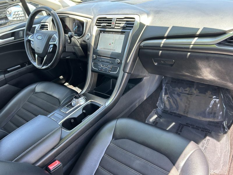 Used 2017 Ford Fusion SEImage 9