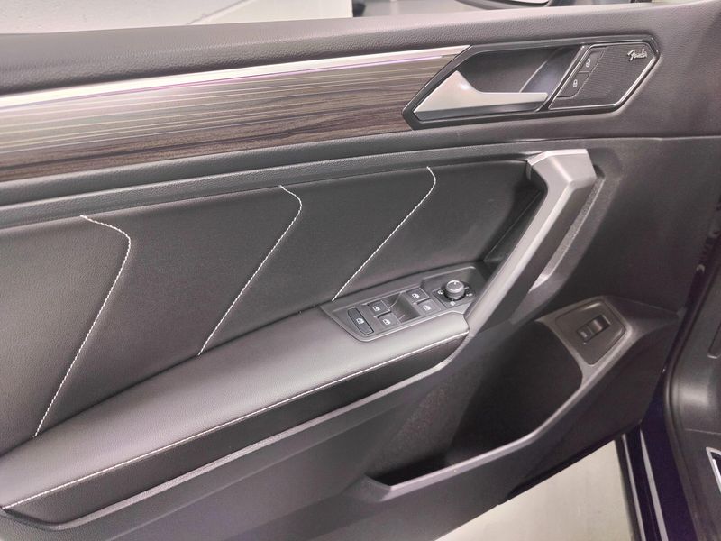 Used 2024 Volkswagen Tiguan AWD SEL R-Line w/Sunroof/NavImage 31