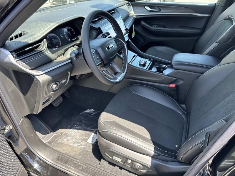New 2026 Jeep Grand Cherokee L Laredo Altitude 4x2