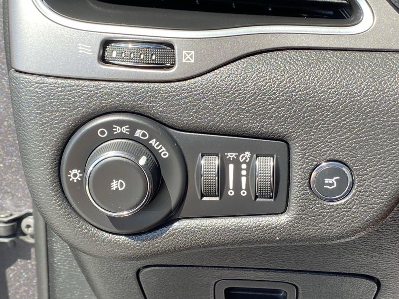 Used 2019 Jeep Cherokee Latitude PlusImage 21