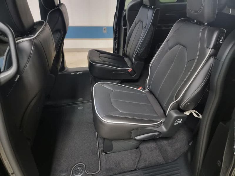 2026 Chrysler Pacifica Limited photo 11