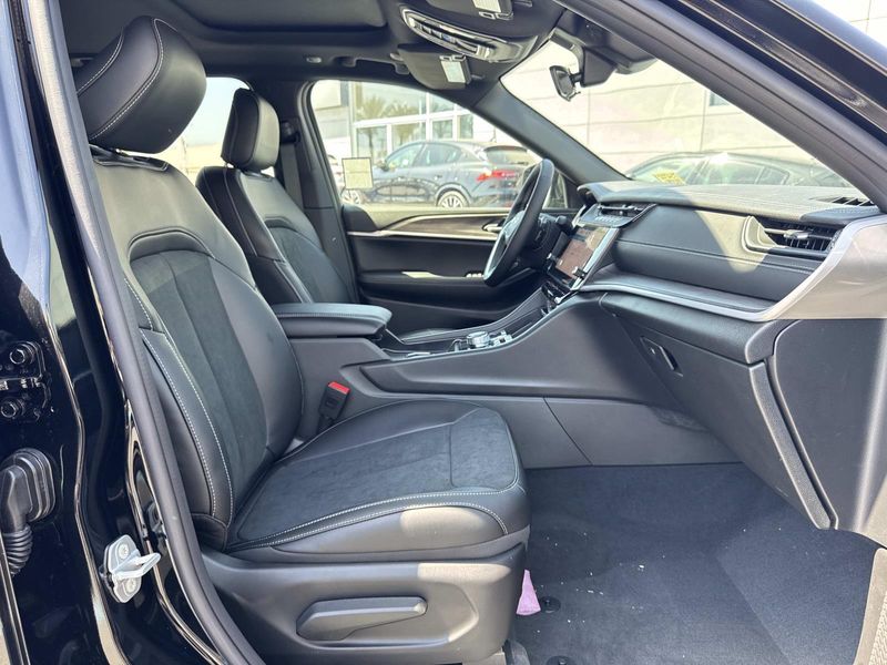 New 2026 Jeep Grand Cherokee Laredo Altitude 4x2