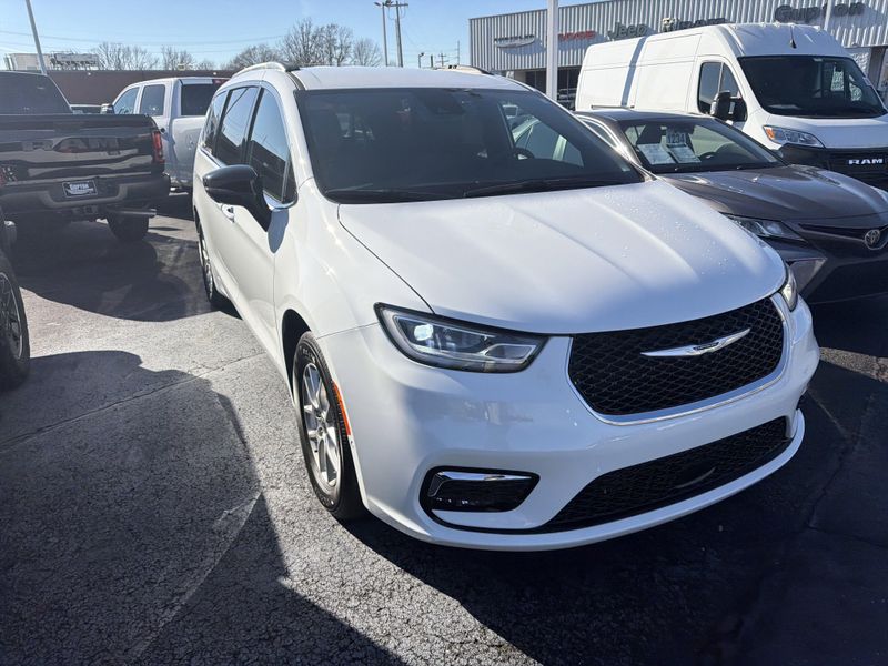 Used 2025 Chrysler Pacifica SelectImage 3