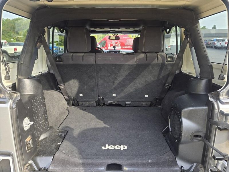 2014 Jeep Wrangler Unlimited Sahara photo 10