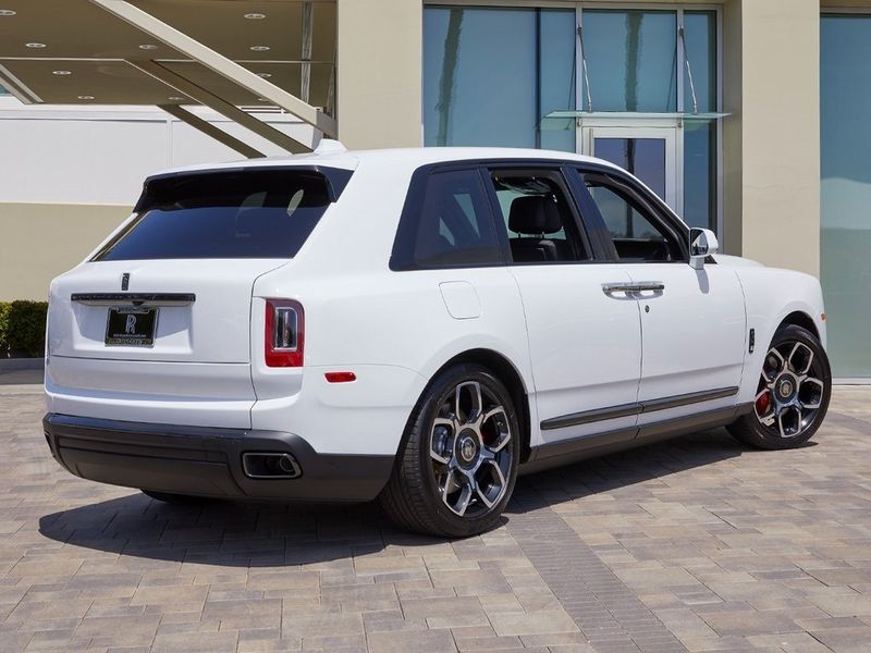 2024 Rolls-Royce Cullinan Image 2