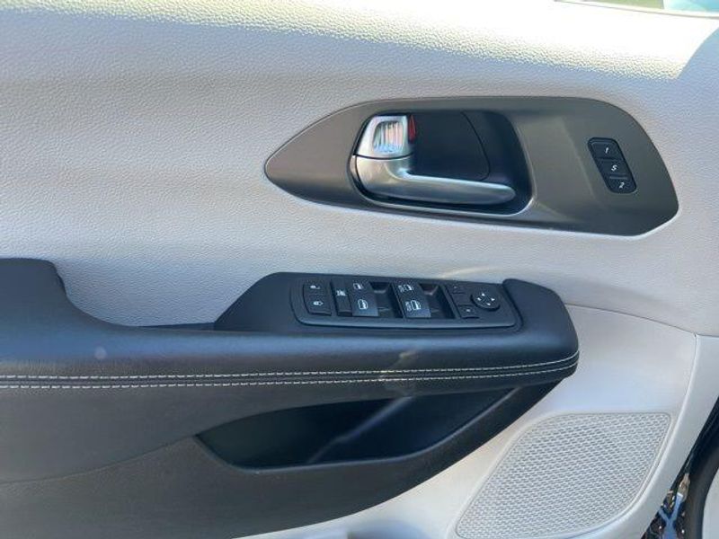 2023 Chrysler Pacifica Touring LImage 13