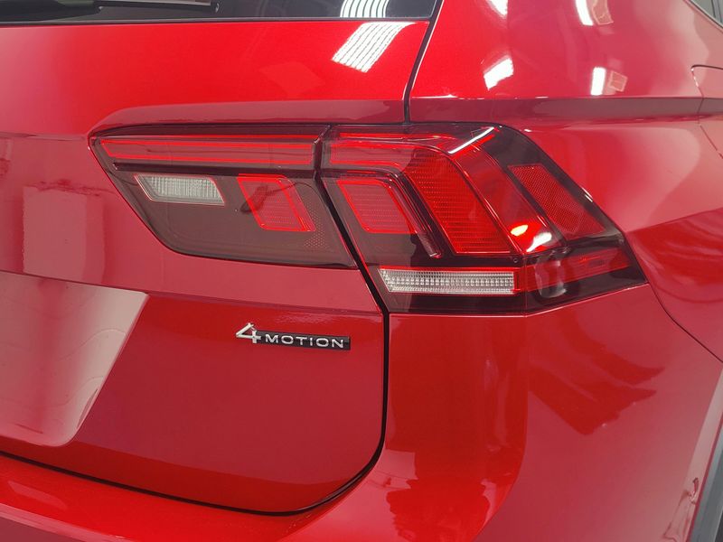 2024 Volkswagen Tiguan SEL R-Line Black photo 4