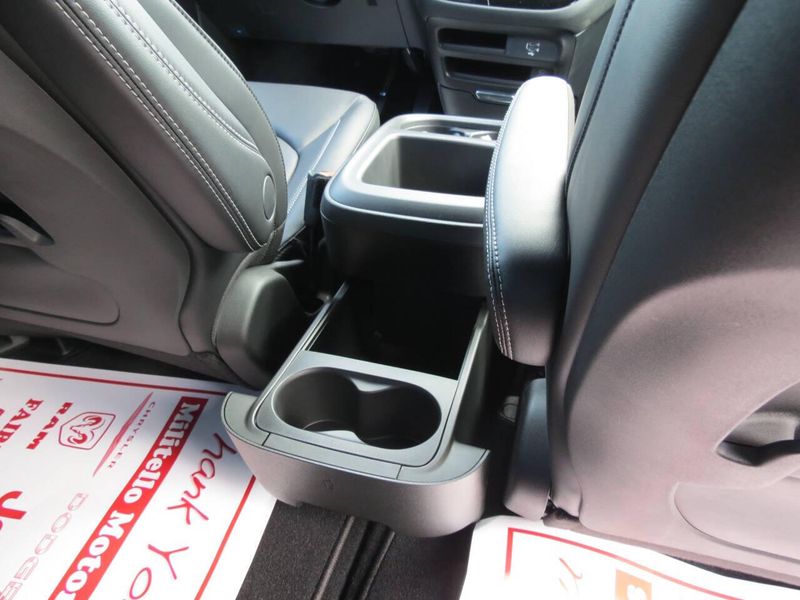 New 2026 Chrysler Pacifica SelectImage 33