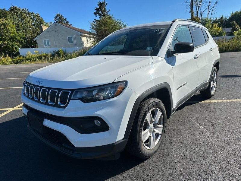 2022 Jeep Compass Latitude photo 2