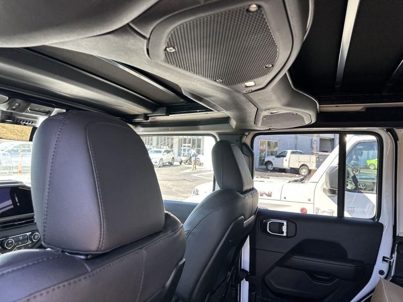 2025 Jeep Wrangler 4-door SaharaImage 19